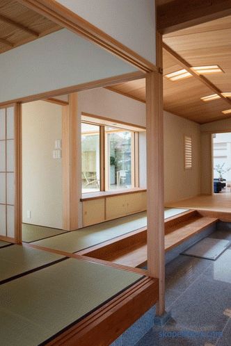 Hiiragi House - Casă în formă de U în centrul căreia este o curte și un arbore genealogic