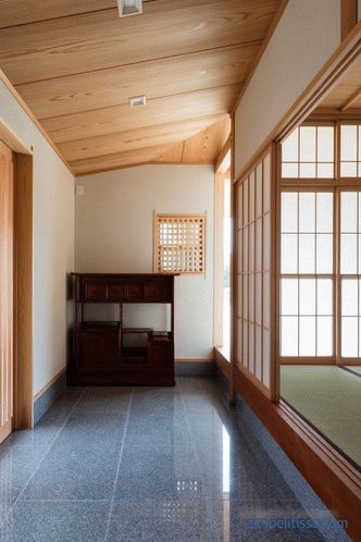Hiiragi House - Casă în formă de U în centrul căreia este o curte și un arbore genealogic