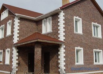 Decorarea decorativă a colțurilor fațadei, rutei de piatră și a materialelor moderne în proiectarea colțurilor casei