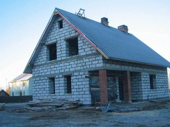 Proiectul casei 7 pe 9 cu mansarda - avantajele și dezavantajele locuințelor finite