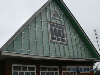 Gabaritul de acoperiș, gabița din lemn, decorarea galeriei și a acoperișului mansardei unei case particulare