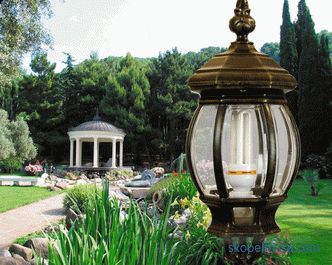 Lanternele de stat și lămpile de lampă, caracteristicile și subtilitățile alegerii pilonilor pentru grădină