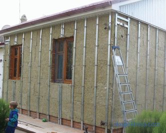 Cum să înveliți o casă de lemn cu perete cu izolație: instrucțiuni pas cu pas