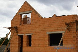 Ce este mai bine să construiți o casă pentru reședință permanentă: o revizuire a materialelor