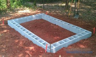 Fundația ușoară pentru hambar: tipurile și metodele de construcție