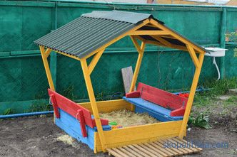 Totul despre nisipurile pentru copii cu un acoperiș și construcția lor pe un teren