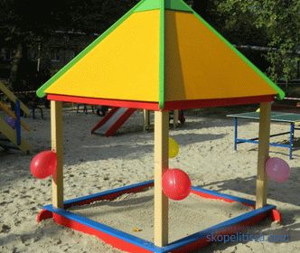 Totul despre nisipurile pentru copii cu un acoperiș și construcția lor pe un teren